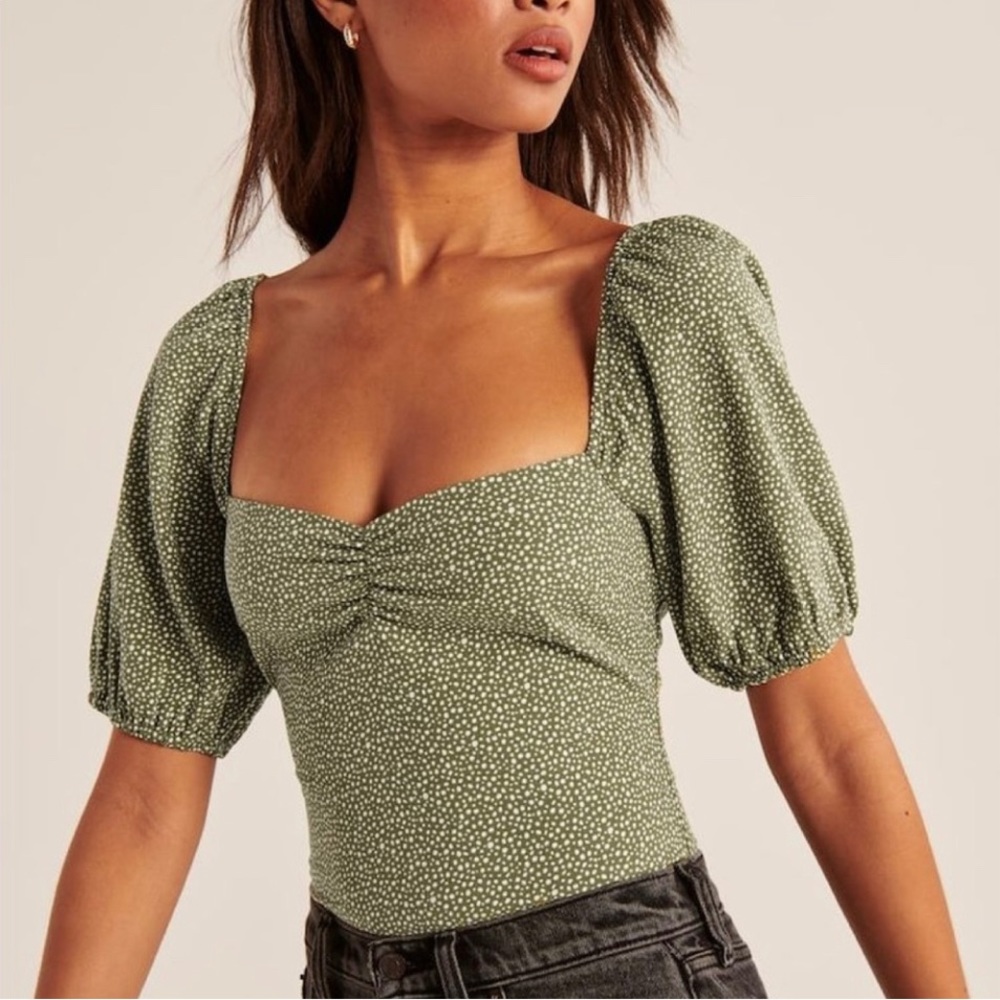 Abercrombie & Fitch sweetheart puff sleeve crop top